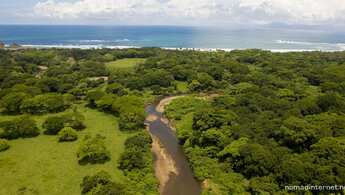 Vista aérea de la exuberante costa tropical en Costa Rica