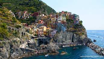 İtalya Cinque Terre'de kayalıklar boyunca uzanan Manarola köyünün renkli binaları