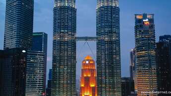 Skyline von Kuala Lumpur bei Nacht in Malaysia