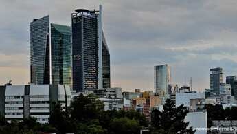 Horizonte da Cidade do México com edifícios altos e céu nublado