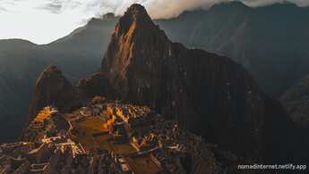 Alte Inka-Ruinen von Machu Picchu inmitten der Berggipfel Perus