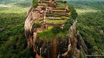 Fortaleza rochosa de Sigiriya erguendo-se sobre a paisagem verde no Sri Lanka