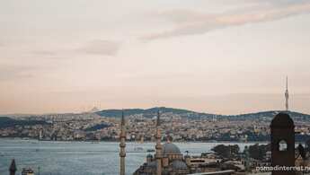 Horizonte de Istambul com mesquitas e o estreito de Bósforo na Turquia