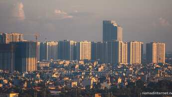 Skyline der Stadt bei Sonnenuntergang in Vietnam